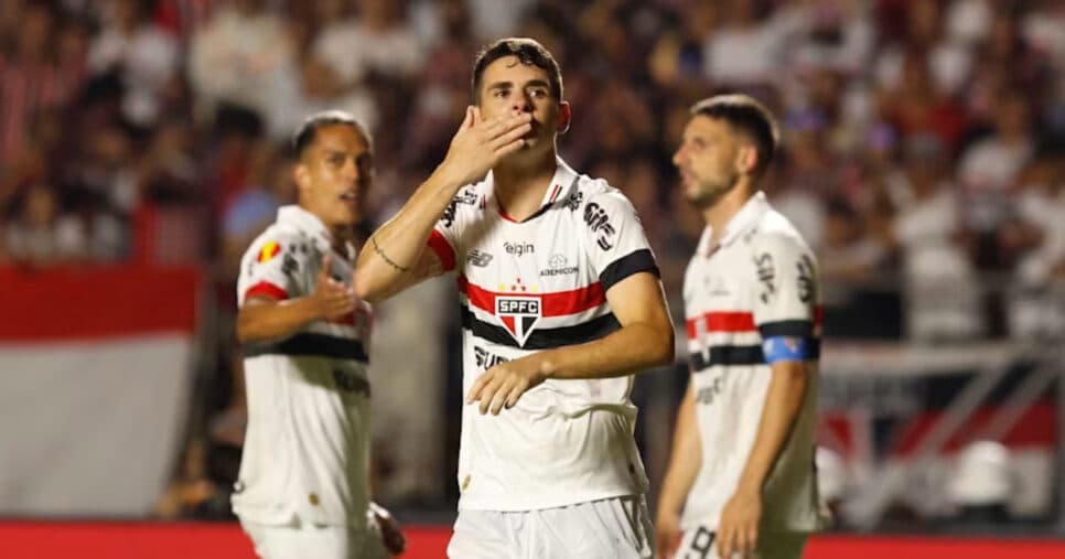 Oscar pelo São Paulo (Foto: Rubens Chiri)