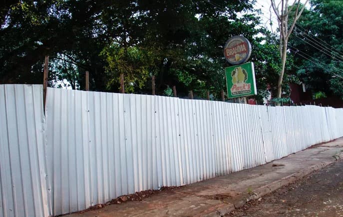Local cercado por tapumes enquanto é reformado (Foto: Reprodução / Juliano Almeida)