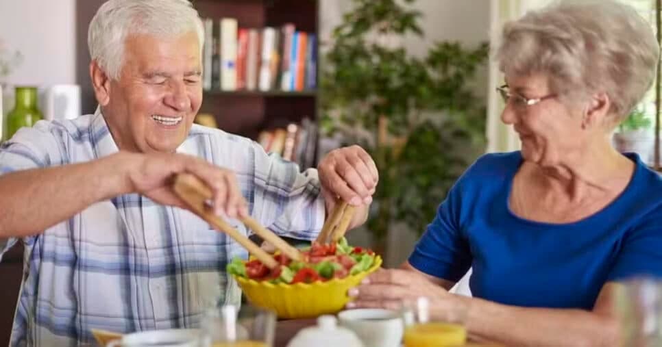 Doença no coração e açúcar disparado no sangue: 5 alimentos que destroem a saúde dos idosos