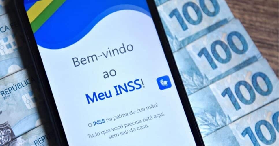Aplicativo Meu INSS e notas de cem reais (Foto: depositphotos / thenews2)
