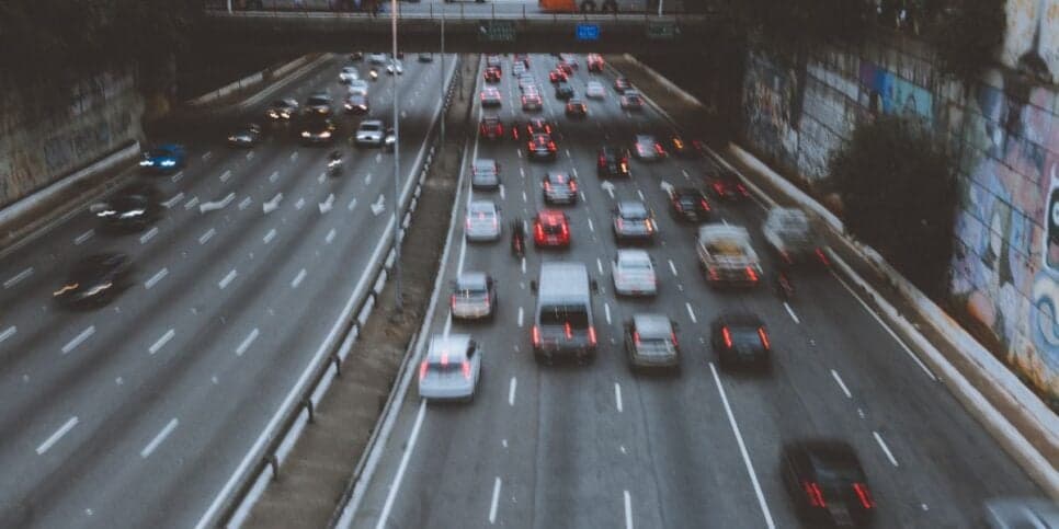Carros em estrada e CNH (Foto: Canva)