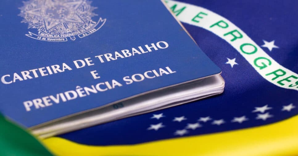 Fim de férias de 30 dias: Lei trabalhista em vigor confirma motivo de encerramento em 2025