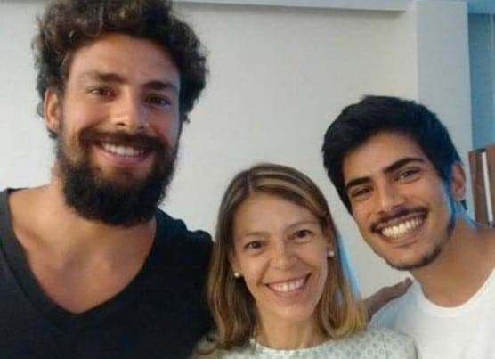 Cauã Reymond ao lado da mãe, Denise, e do irmão, Pável (Foto: Reprodução/ Internet) Cauã Reymond ao lado da mãe, Denise, e do irmão, Pável (Foto: Reprodução/ Internet)