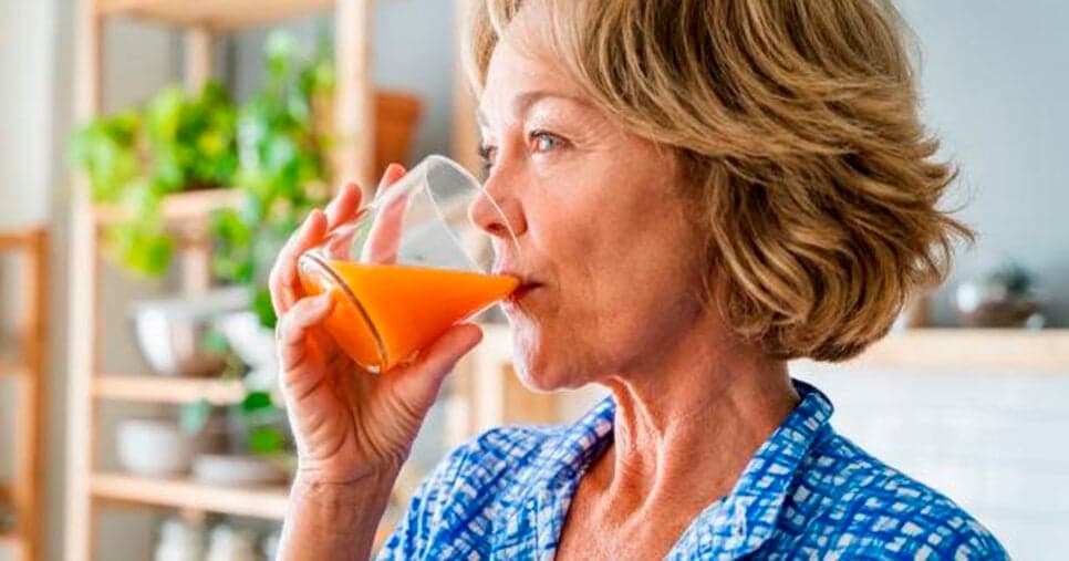 Dos 70 aos 30 anos: Suco caseiro com cenoura +7 ingredientes traz colágeno mais potente do mundo
