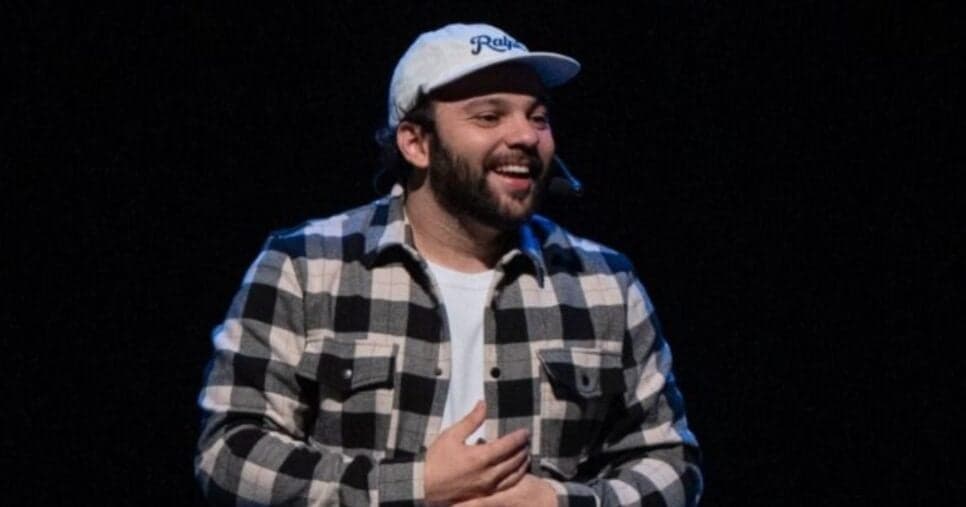 Raphael Ghanem chega ao Rio de Janeiro, neste domingo (18), com espetáculo “Se é que você me entende”