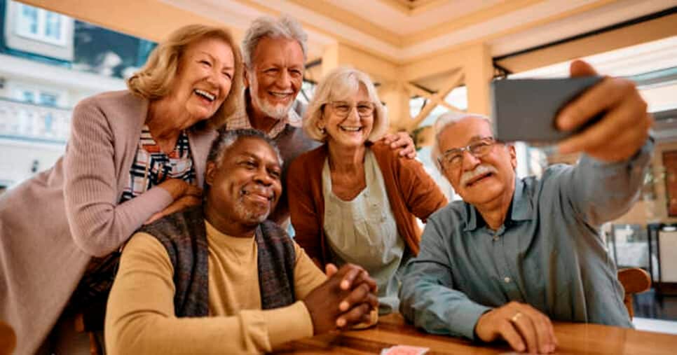 Viagem de graça, descontos e+: Auxílio deixa idosos 60+ em festa por todo o Brasil