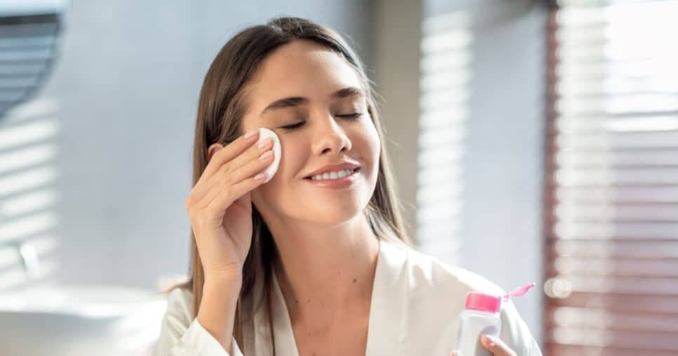 Hidratação profunda: Como fazer limpeza de pele caseira e economizar com clínicas de estética