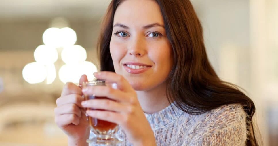Fim das olheiras, acne e rugas: 2 chás rejuvenescedores deixam a pele radiante