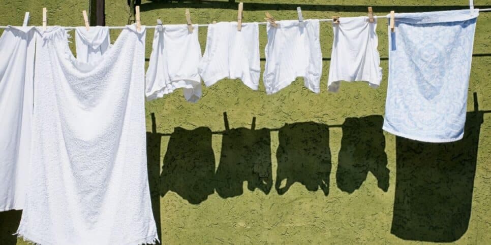 Peças em varal (Foto: Canva)