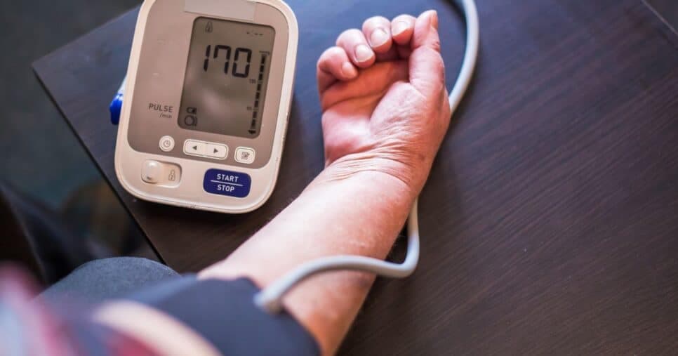 Médico revela chá para tomar diariamente e controlar a pressão alta