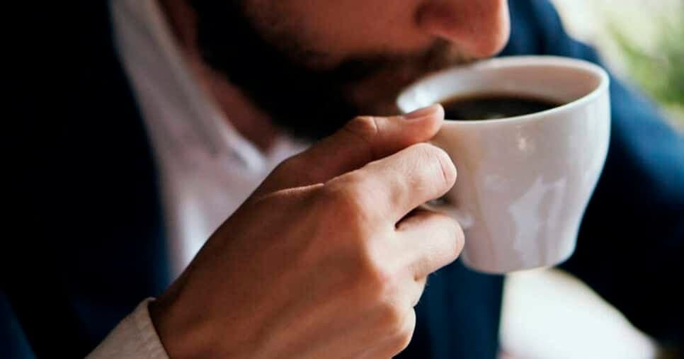 Infarto e risco de MORTE: Você nunca mais tomará café fora desse horário após saber disso