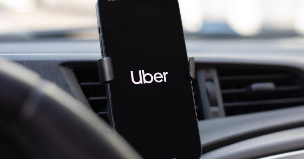 Uber confirma opção, além do X e do Black, que aumenta a renda dos motoristas e paga por hora