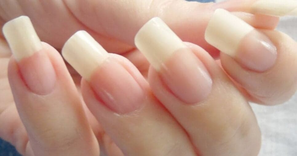 Sem gastar com salão: 6 passos simples fortalecem as unhas e as transformam em garras inquebráveis
