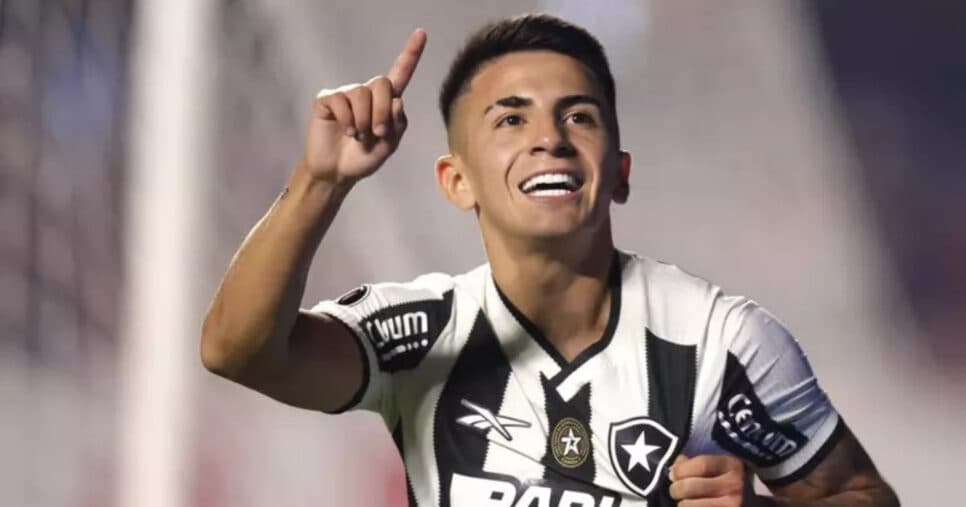 Rasteira em Leila: Textor arma retorno de Almada no Botafogo (Foto: Alexandre Schneider/Getty Images)