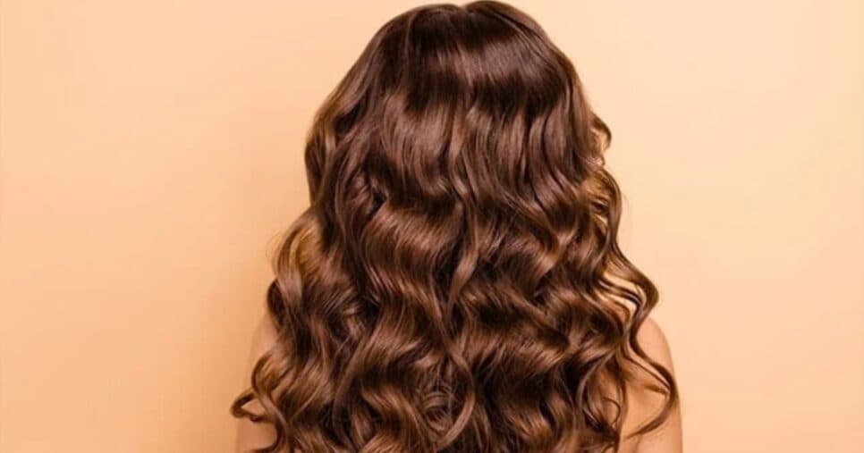 Fim dos gastos no salão: Misturinha com 4 ingredientes cobre até a raiz do cabelo branco
