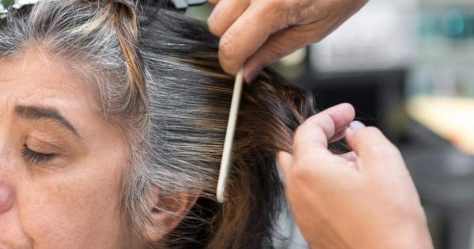 Fim do grisalho: Tinta natural escurece até o último fio de cabelo em 30 minutos