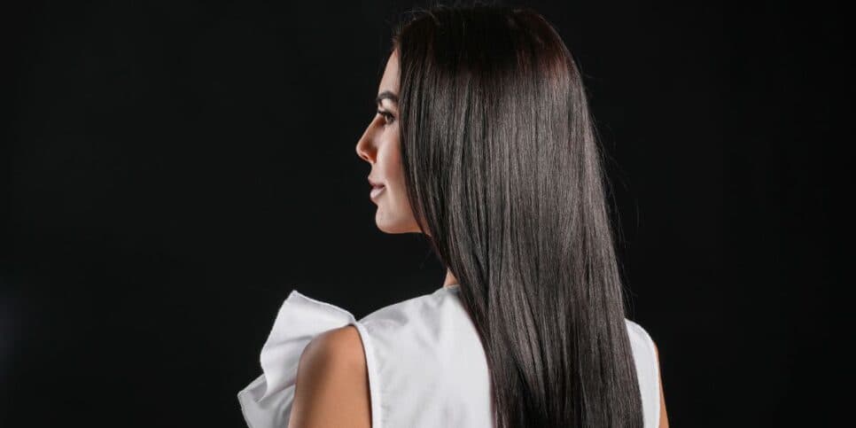 Fim do grisalho: Receita caseira com 3 ingredientes rejuvenesce o cabelo das mulheres 50+