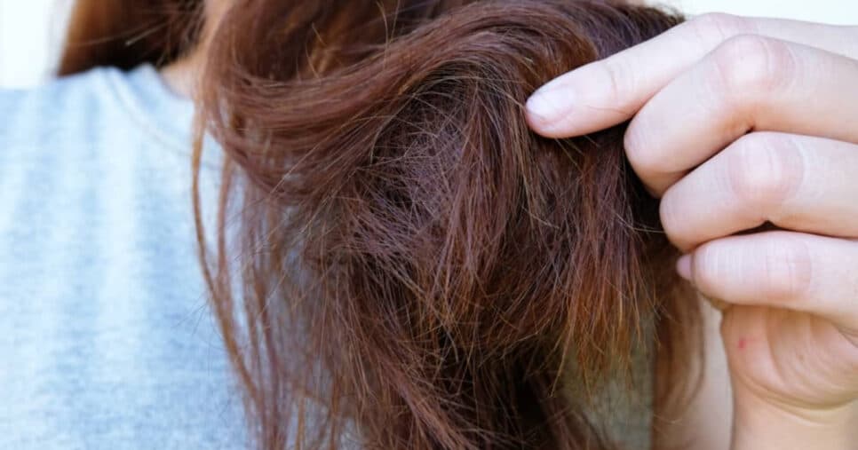 É proibido de fazer: 5 atitudes comuns que destroem seu cabelo em 2025