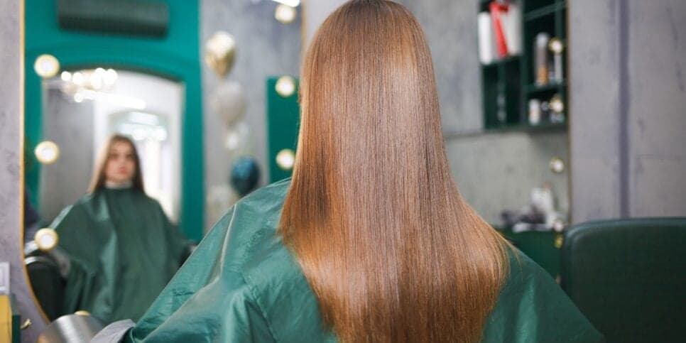 Adeus, progressiva: Mistura caseira com 2 ingredientes alisa até a raiz do cabelo em 15 minutos