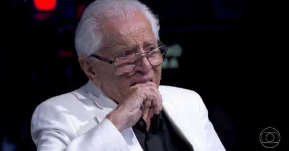 Carlos Alberto não se segura e cai no choro durante o Domingão