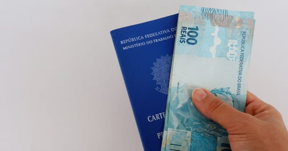 Trabalhadores com carteira assinada em 2023 têm direito a saque extra de R$ 1.518; veja como receber