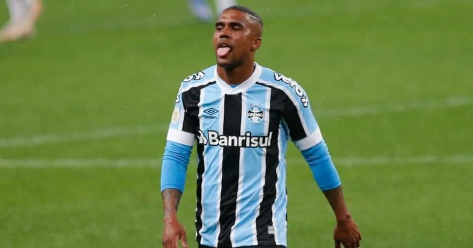 Vingança contra o Grêmio: Douglas Costa é aprovado em time da série A