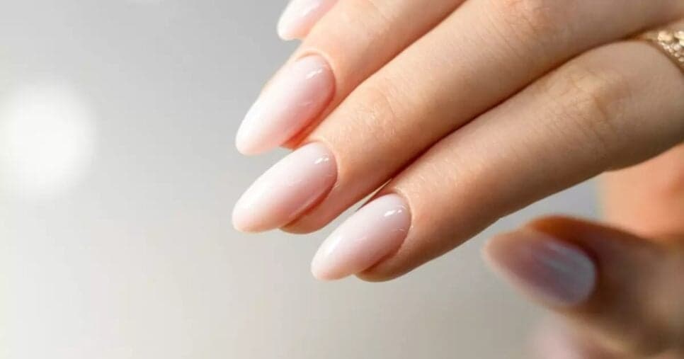 Unhas radiantes e modernas: 8 cores de esmalte que deixam mulheres 20 anos mais jovens