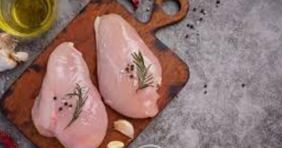 O frango deve estar 100% cozido ou assado para garantir sua segurança no consumo