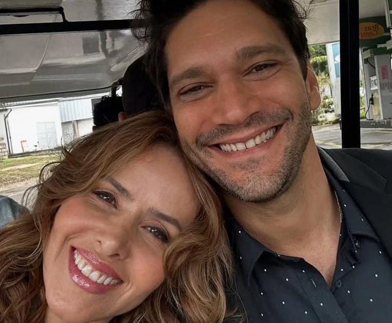 Gabriela (Leona Cavalli) e Vanderson (Armando Babaioff) em Dona de Mim (Foto: Reprodução / Instagram)