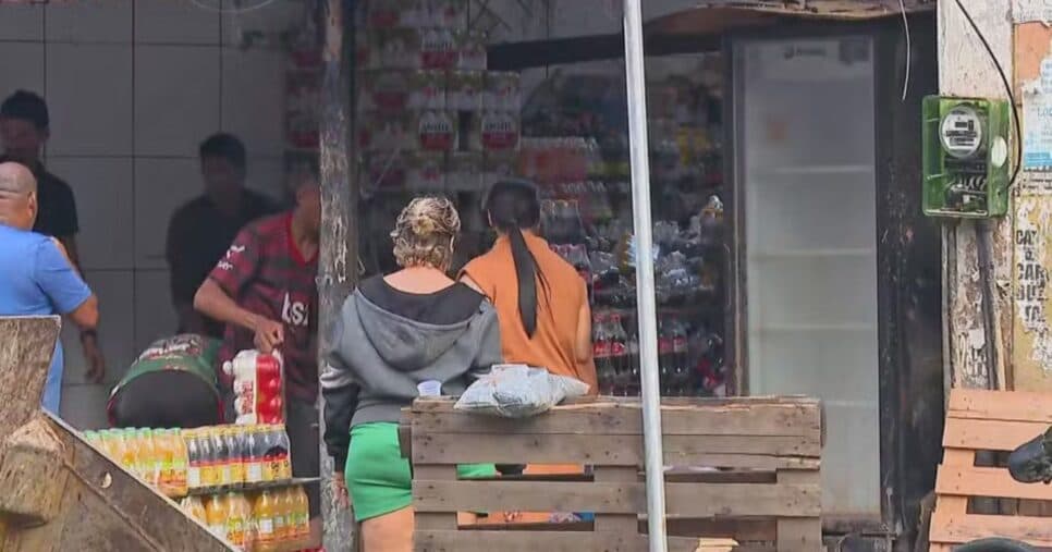Vizinhos de casarão que desabou retiram mercadorias — Foto: Reprodução/TV Globo