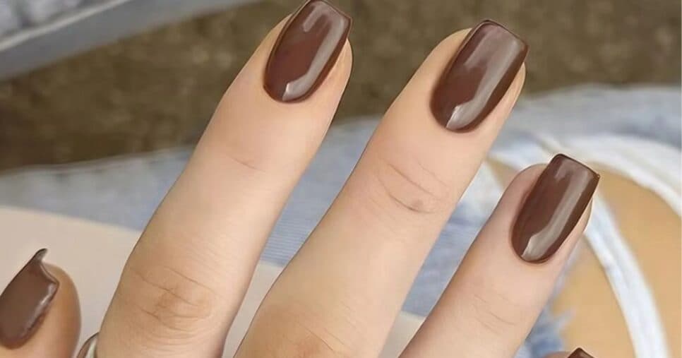 Esmalte marrom chocolate - Foto: Internet Esmalte marrom chocolate - Foto: Internet