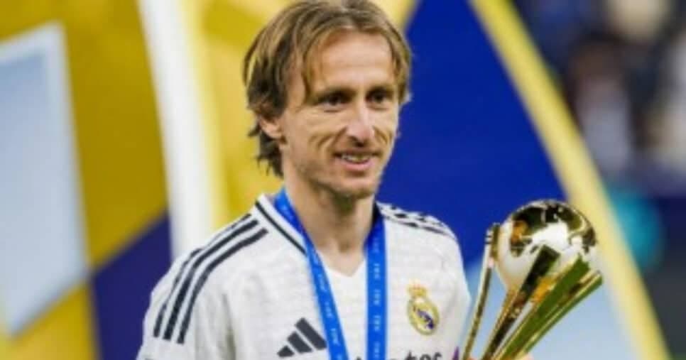 Luka Modric com a taça da Intercontinental  (Foto: Ahmed Alsaidi/Eurasia Sport Images/Getty Images)