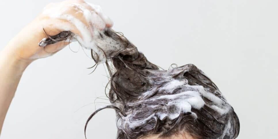 Adeus, grisalho: Shampoo caseiro com 5 ingredientes rejuvenesce o cabelo