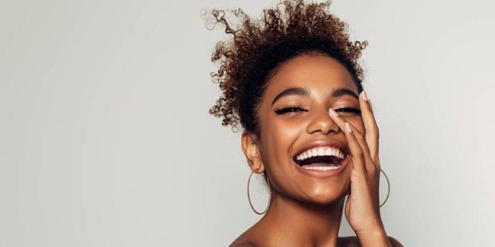 Adeus, rugas: Harmonização facial caseira traz pele lisa às mulheres em 4 passos simples