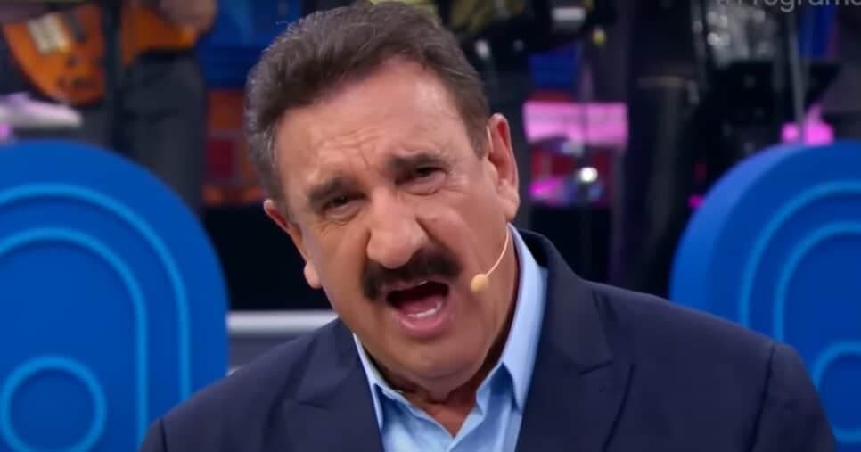 Ratinho para programa no SBT e surta às câmeras: "Vocês são idiotas"