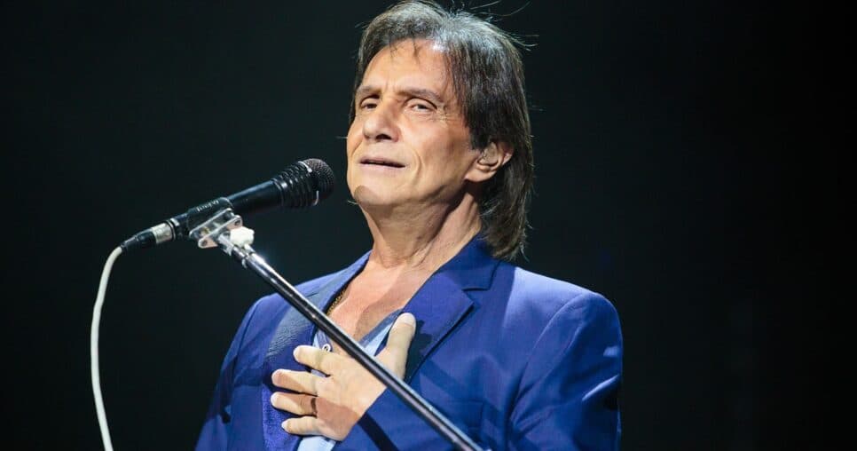 Pavor: Após abraçar estrela da Globo, Roberto Carlos passou 2h no banho