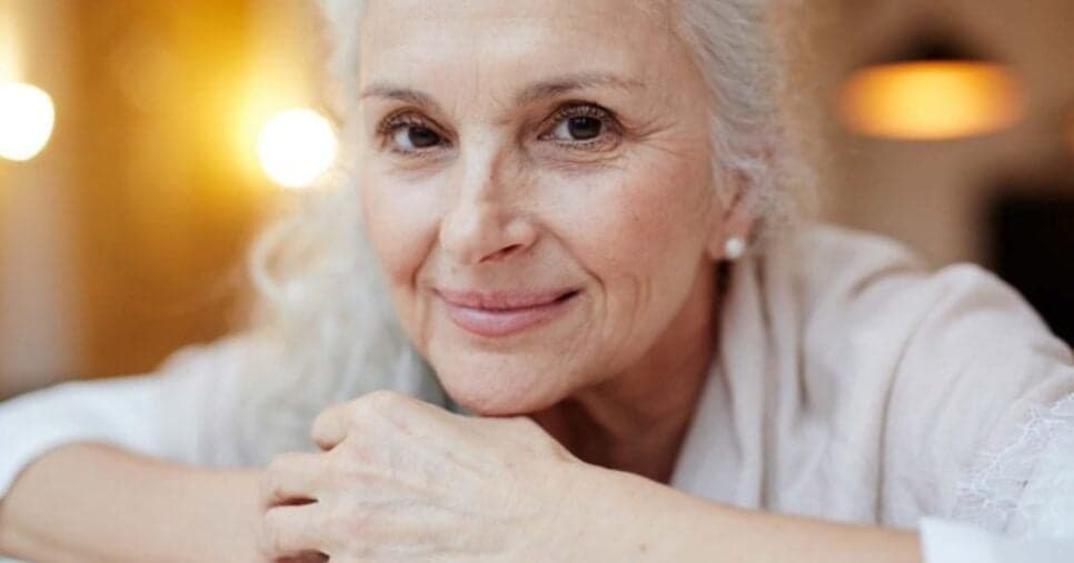 Tchau, rugas: Misturinha com mel e +3 ingredientes rejuvenesce a pele das 50+ em 15 minutos
