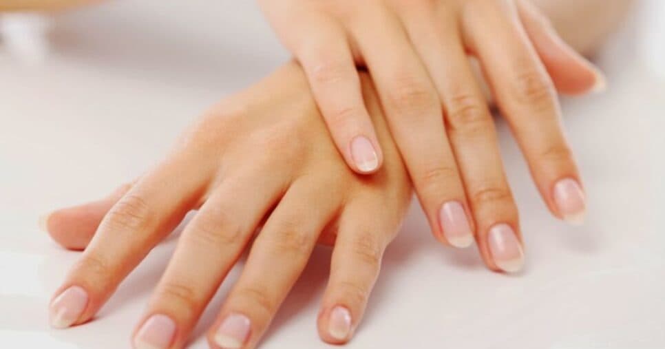 Tchau, salão de beleza: Receita com 3 ingredientes fortalece e aumenta as unhas sem depender de manicure