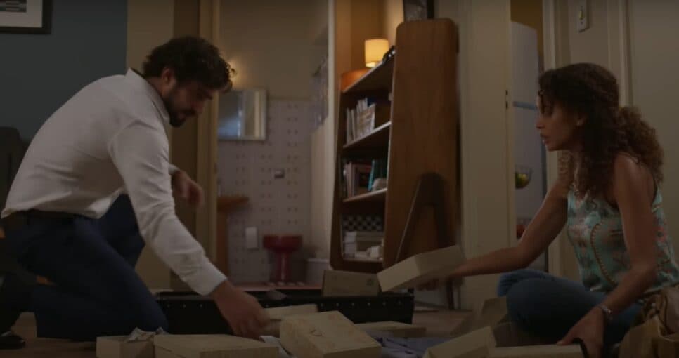 Raquel e Ivan encontram os dólares: protagonista teme prisão e dá 'facada' na filha (Foto: Reprodução/ TV Globo)