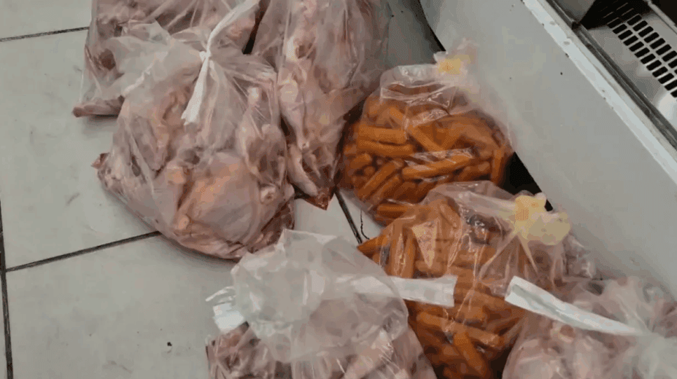 Carnes apreendidas (Foto Reprodução/A Tribuna)