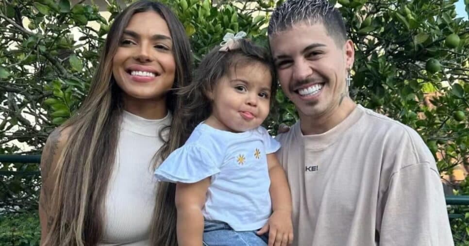 Biel ao lado de Tays Reis e da filha, Pietra - Foto: Internet