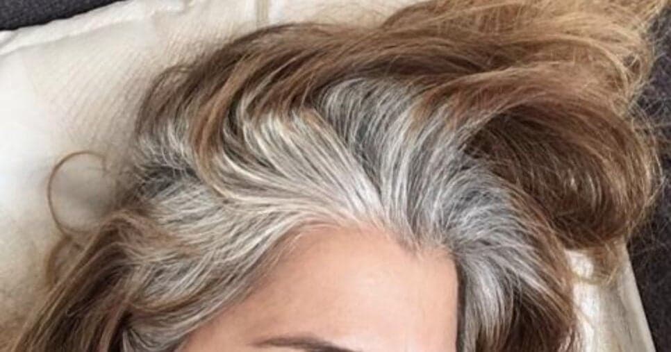 Truque com coco acaba com o cabelo branco e salva os fios da química
