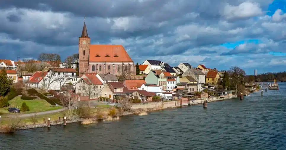 A cidade Eisenhüttenstadt na Alemanha, está oferecendo moradia de graça (Foto: Reprodução)
