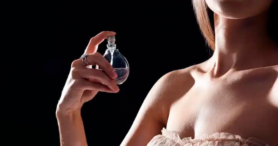 Como fazer o perfume grudar na pele (Foto: Reprodução)