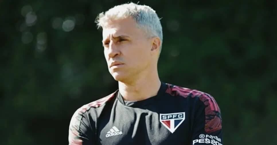 Não joga com Crespo: Casares autoriza expulsão de craque no São Paulo e passa por cima de técnico
