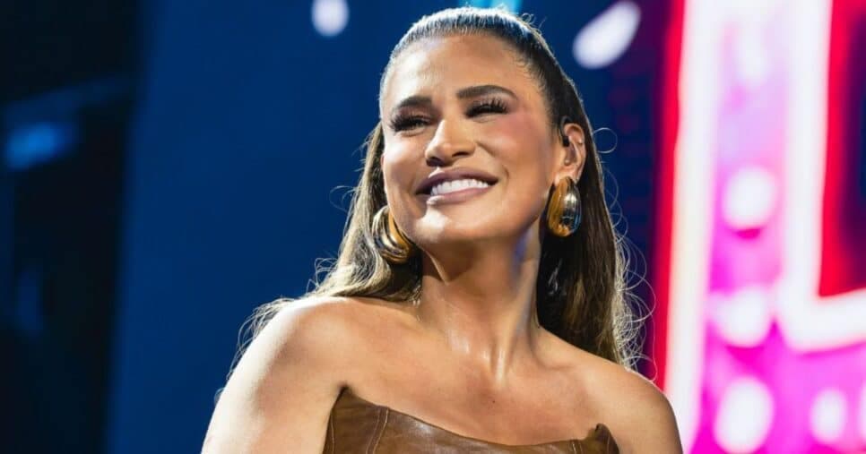 Simone Mendes estreia turnê "Cantando Sua História" nas maiores festas de São João do país