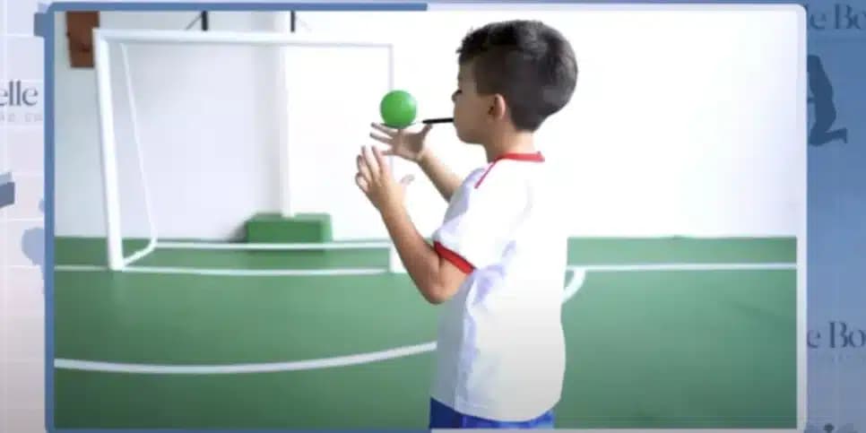 Equilibrando a bolinha (Foto: Reprodução / YouTube) Equilibrando a bolinha (Foto: Reprodução / YouTube)