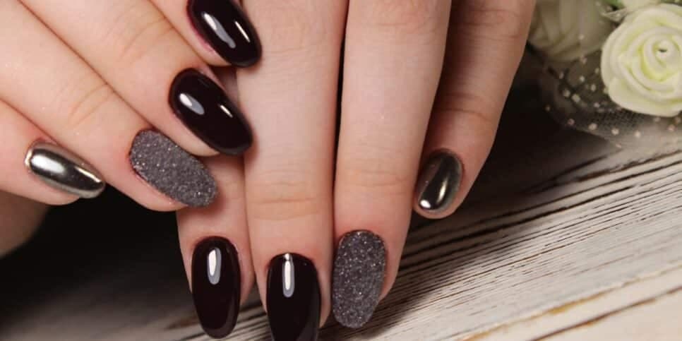 Esmalte preto com brilho (Foto: Canva)