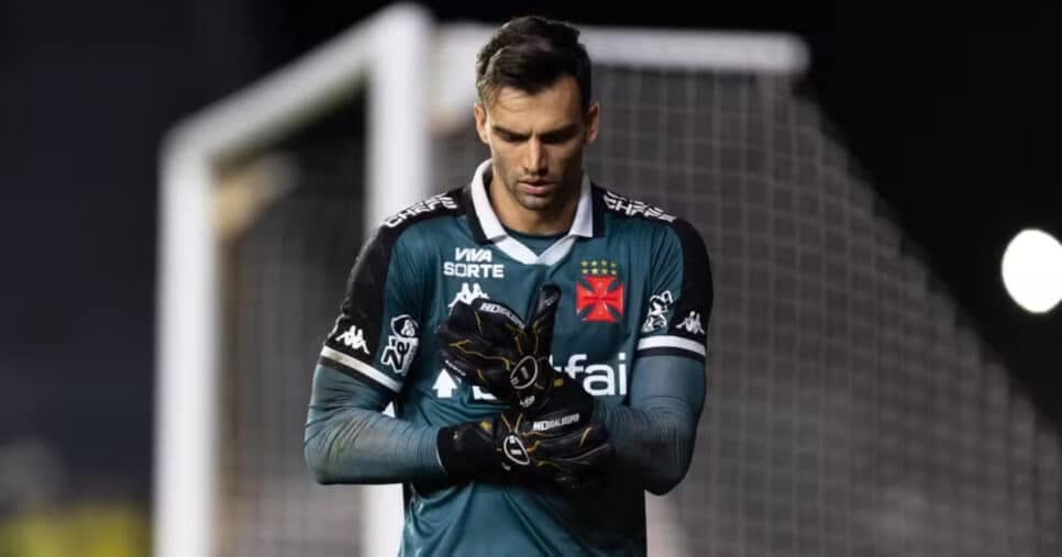 R$ 10M e substituto de Léo Jardim: Sem acordo de renovação, Vasco vai atrás de goleiro