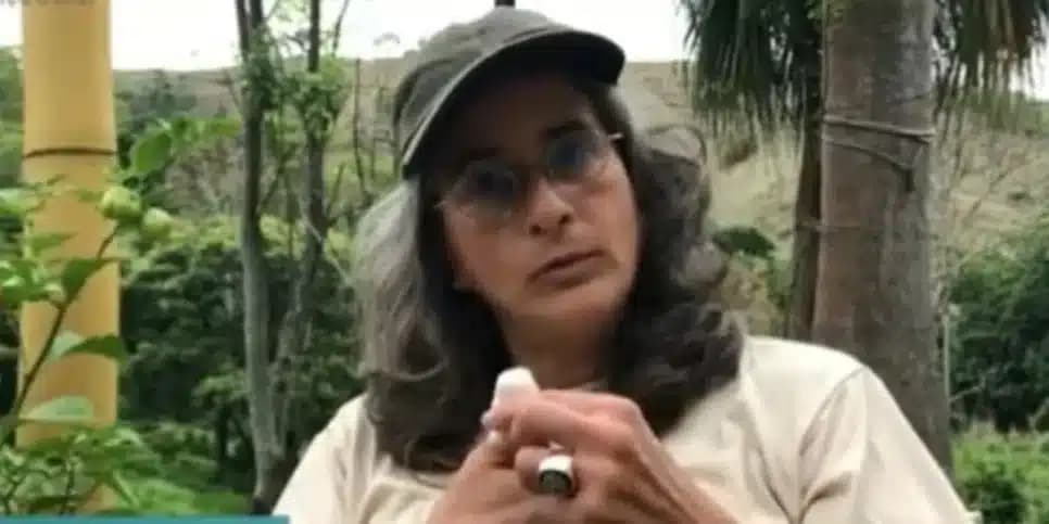 Atriz com dedo machucado (Foto: Reprodução / Record)